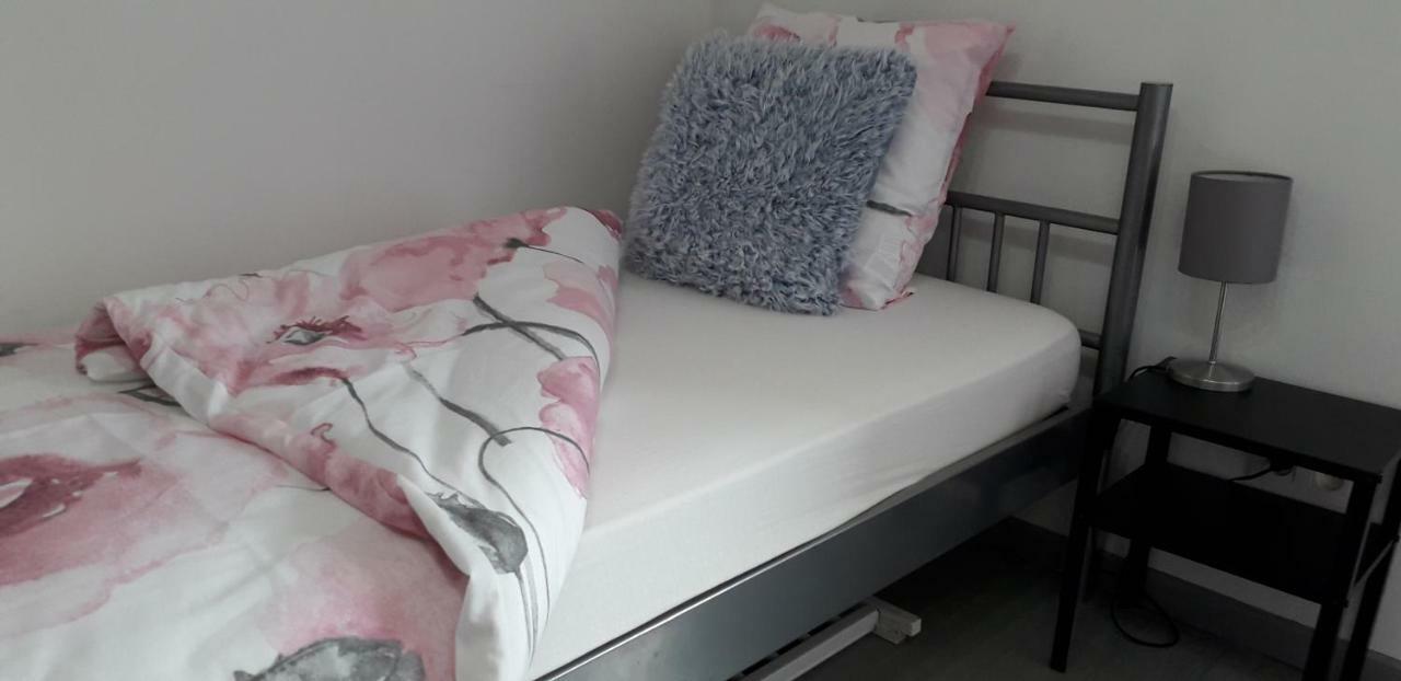 Au Chant Des Roches - Parking - Wifi - Terrasse - Chambres Familiales - Cerfontaine Bagian luar foto